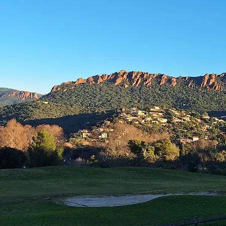 Апартаменты Cap Esterel 4 Pers Equipe, Belle Vue Golf, Centre Village Pierre & , Parking Inclus Et 5 Piscines Acces Gratuit, Clim, Wifi, Tv, Lave-vaisselle Et Lave-linge,four, Plancha Сен-Рафаэль