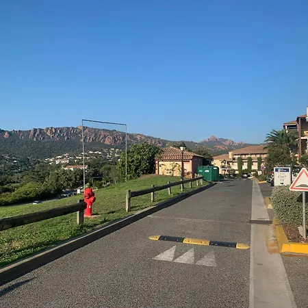 Cap Esterel 4 Pers Equipe, Belle Vue Golf, Centre Village Pierre & , Parking Inclus Et 5 Piscines Acces Gratuit, Clim, Wifi, Tv, Lave-vaisselle Et Lave-linge,four, Plancha Апартаменты