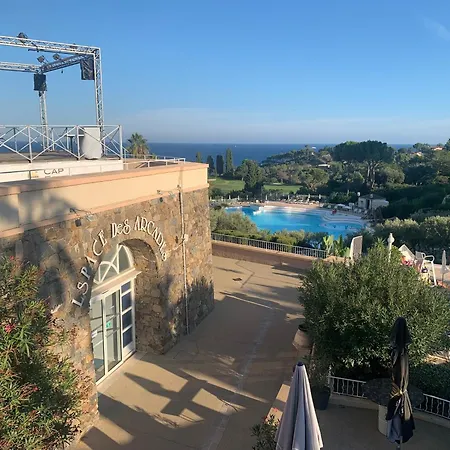 Cap Estérel 4 Pers équipé, Belle Vue Golf, Centre Village Pierre&vacances , Parking Inclus Et 5 Piscines Accès Gratuit, Clim, Wifi, Tv, Lave-vaisselle Et Lave-linge,four, Plancha Saint-Raphaël