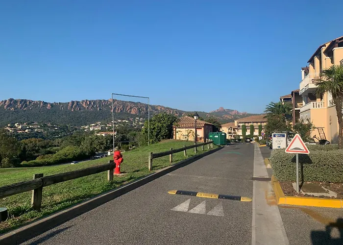 Cap Estérel 4 Pers équipé, Belle Vue Golf, Centre Village Pierre&vacances , Parking Inclus Et 5 Piscines Accès Gratuit, Clim, Wifi, Tv, Lave-vaisselle Et Lave-linge,four, Plancha Apartamento