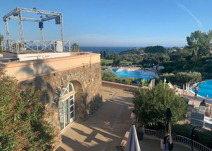 Cap Estérel 4 Pers équipé, Belle Vue Golf, Centre Village Pierre&vacances , Parking Inclus Et 5 Piscines Accès Gratuit, Clim, Wifi, Tv, Lave-vaisselle Et Lave-linge,four, Plancha Saint-Raphaël